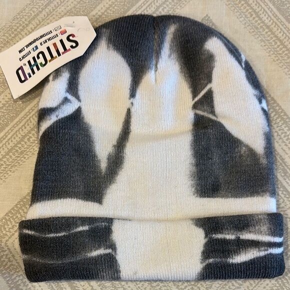 Stich’d Women’s Black and White Skull Patch Beanie - Picture 3 of 3